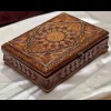 جعبه قرآنی چرم دست‌دوز با معرق چوب، اثر نفیسه گردانشکن، اصفهان، چرم شتر با تزئینات سنتی