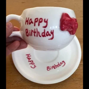 ست فنجان و نعلبکی سرامیکی تولدت مبارک، اثر دست‌ساز زهرا استکی، اصفهان، با نوشته Happy Birthday و طرح قلب قرمز