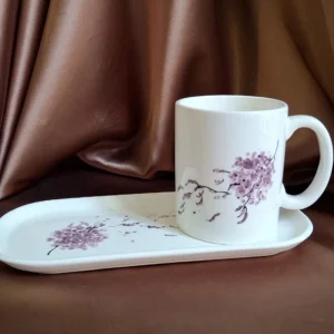 ست ماگ و زیری سرامیکی طرح گل بنفش، اثر دستساز زهرا استکی، اصفهان، تکنیک زیرلعابی با نقش گلهای یاسی
